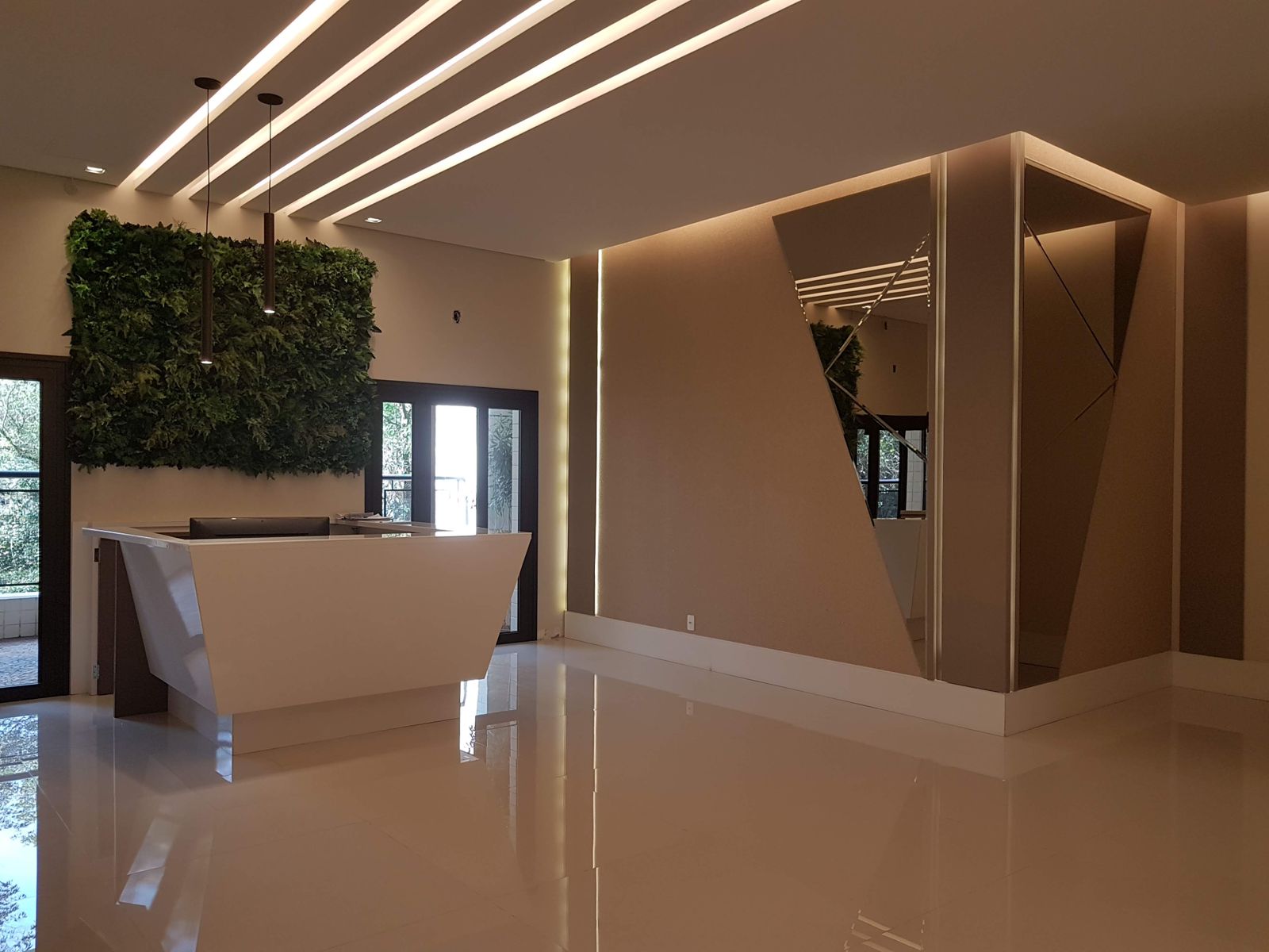 Recepção com jardim vertical — projeto de hall de prédio Malu Pepe Arquitetura