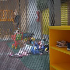 Projeto-Bercario-Bee-Kids-sapateira-hall-de-entrada-Portão-em-tela-metalica
